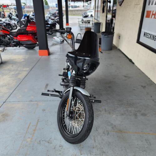 2009 Harley-Davidson® Nightster™ Barracuda Silver Denim/Black Denim thumb 3