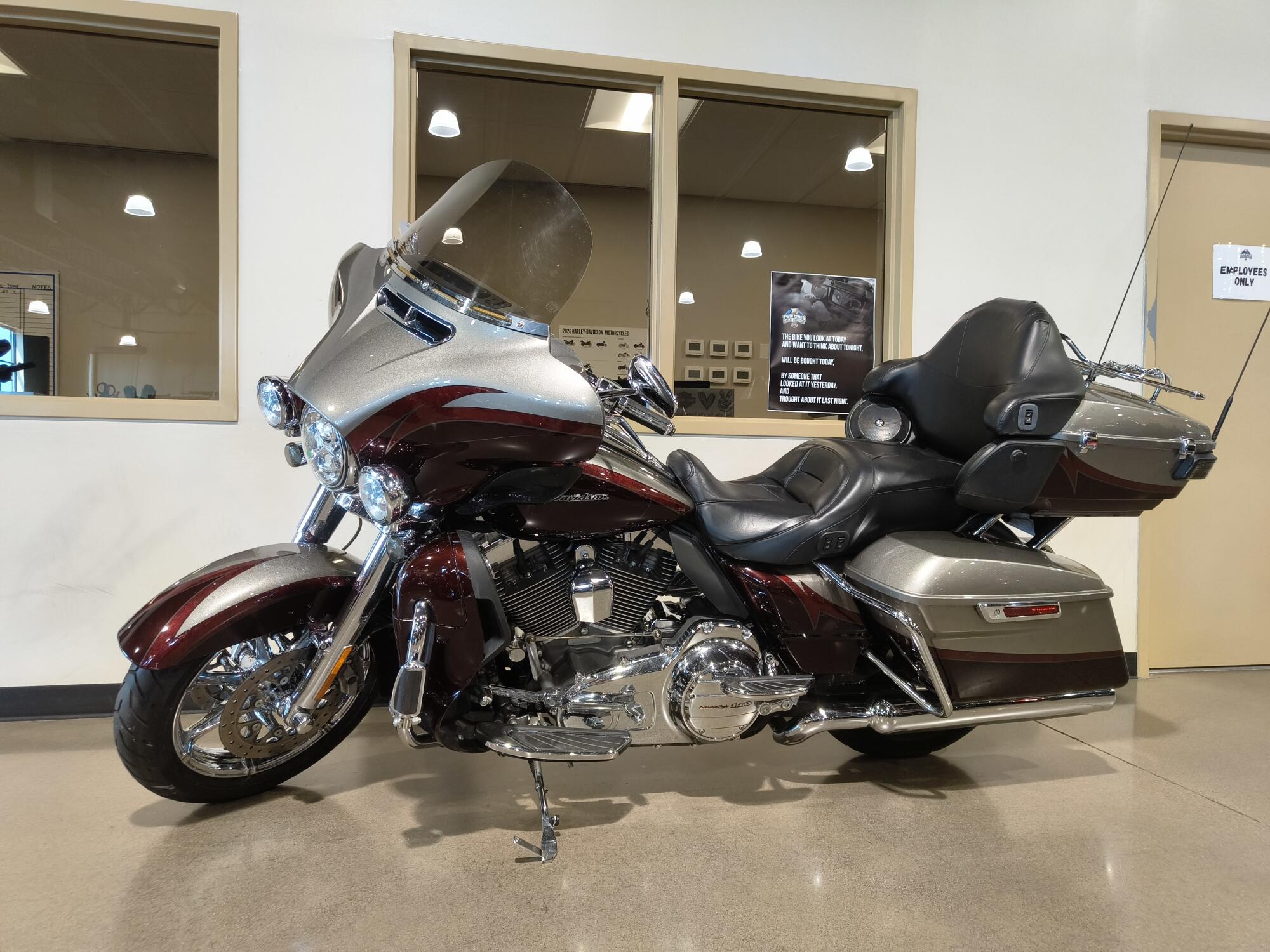 2015 Harley-Davidson® CVO™ Ultra Limited Two-Tone Palladium Silver/Typhoon Maroon