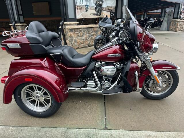 2017 Harley-Davidson® Tri Glide® Ultra Two-Tone Mysterious Red Sunglo/Velocity Red Sunglo