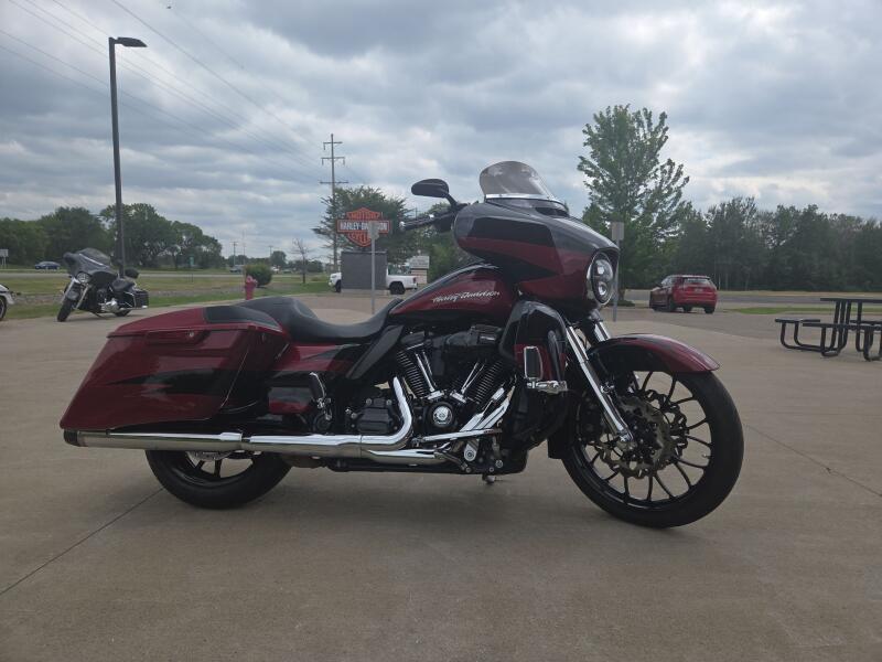 2017 Harley-Davidson® CVO™ Street Glide® Starfire Black/Atomic Red with Contrast Chrome Aggressor Wh