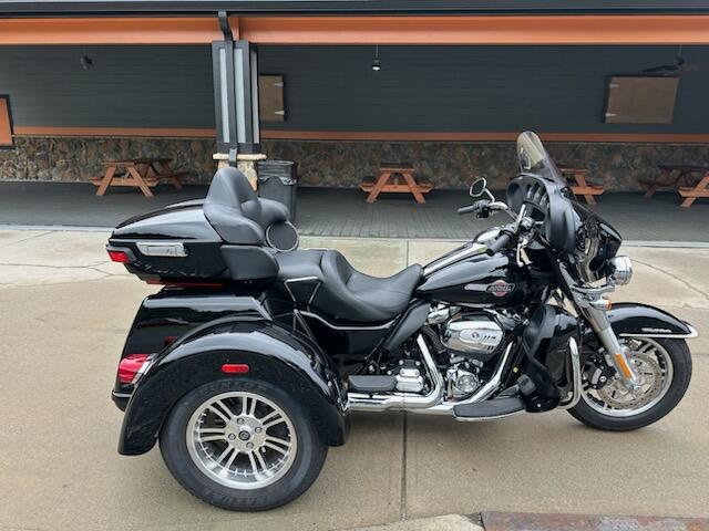 2023 Harley-Davidson® Tri Glide® Ultra Vivid Black