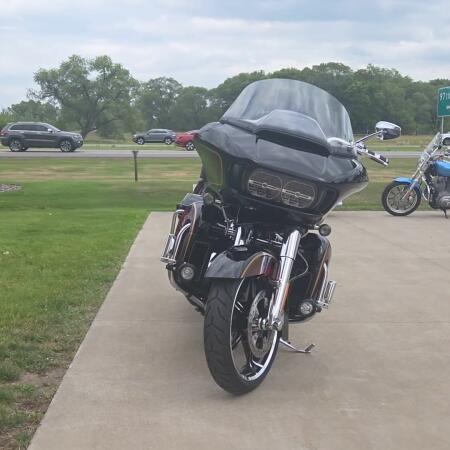 2023 Harley-Davidson® CVO™ Road Glide® LTD Anniversary Heirloom Red Fade thumb 2