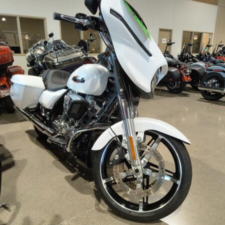 2024 Harley-Davidson® Street Glide® White Onyx Pearl thumb 3