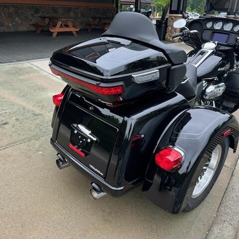 2023 Harley-Davidson® Tri Glide® Ultra Vivid Black thumb 2