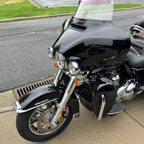 2023 Harley-Davidson® Tri Glide® Ultra Vivid Black thumb 1