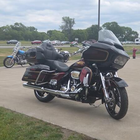 2023 Harley-Davidson® CVO™ Road Glide® LTD Anniversary Heirloom Red Fade thumb 3