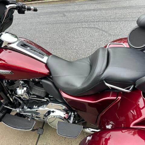 2017 Harley-Davidson® Tri Glide® Ultra Two-Tone Mysterious Red Sunglo/Velocity Red Sunglo thumb 2