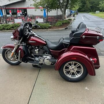 2017 Harley-Davidson® Tri Glide® Ultra Two-Tone Mysterious Red Sunglo/Velocity Red Sunglo thumb 3