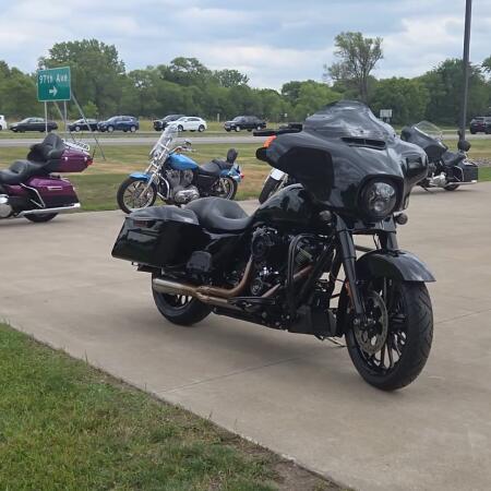 2019 Harley-Davidson® Street Glide® Special Vivid Black thumb 3