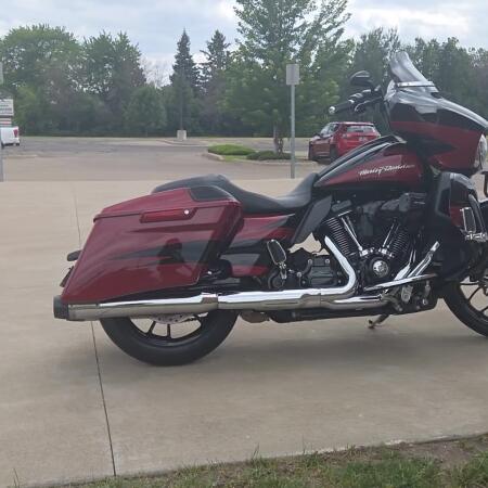 2017 Harley-Davidson® CVO™ Street Glide® Starfire Black/Atomic Red with Contrast Chrome Aggressor Wh thumb 2