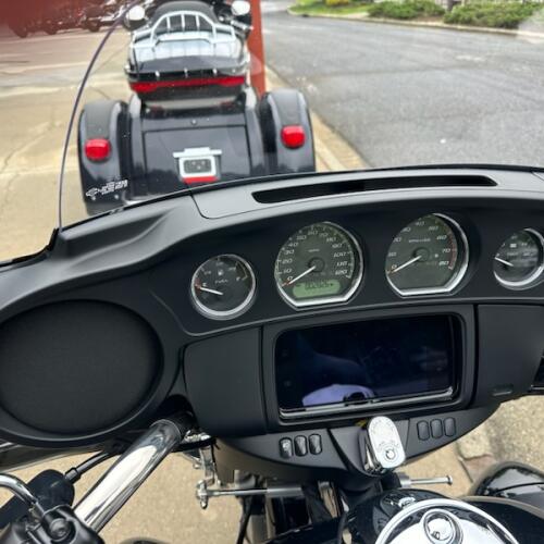 2023 Harley-Davidson® Tri Glide® Ultra Vivid Black thumb 0
