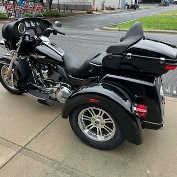 2023 Harley-Davidson® Tri Glide® Ultra Vivid Black thumb 3