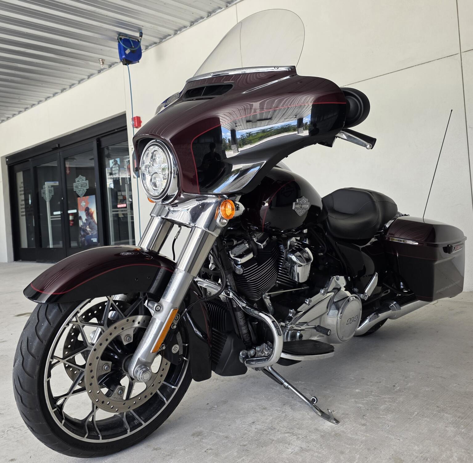 2022 Harley-Davidson® Street Glide® Special Midnight Crimson/Vivid Black, photo 10