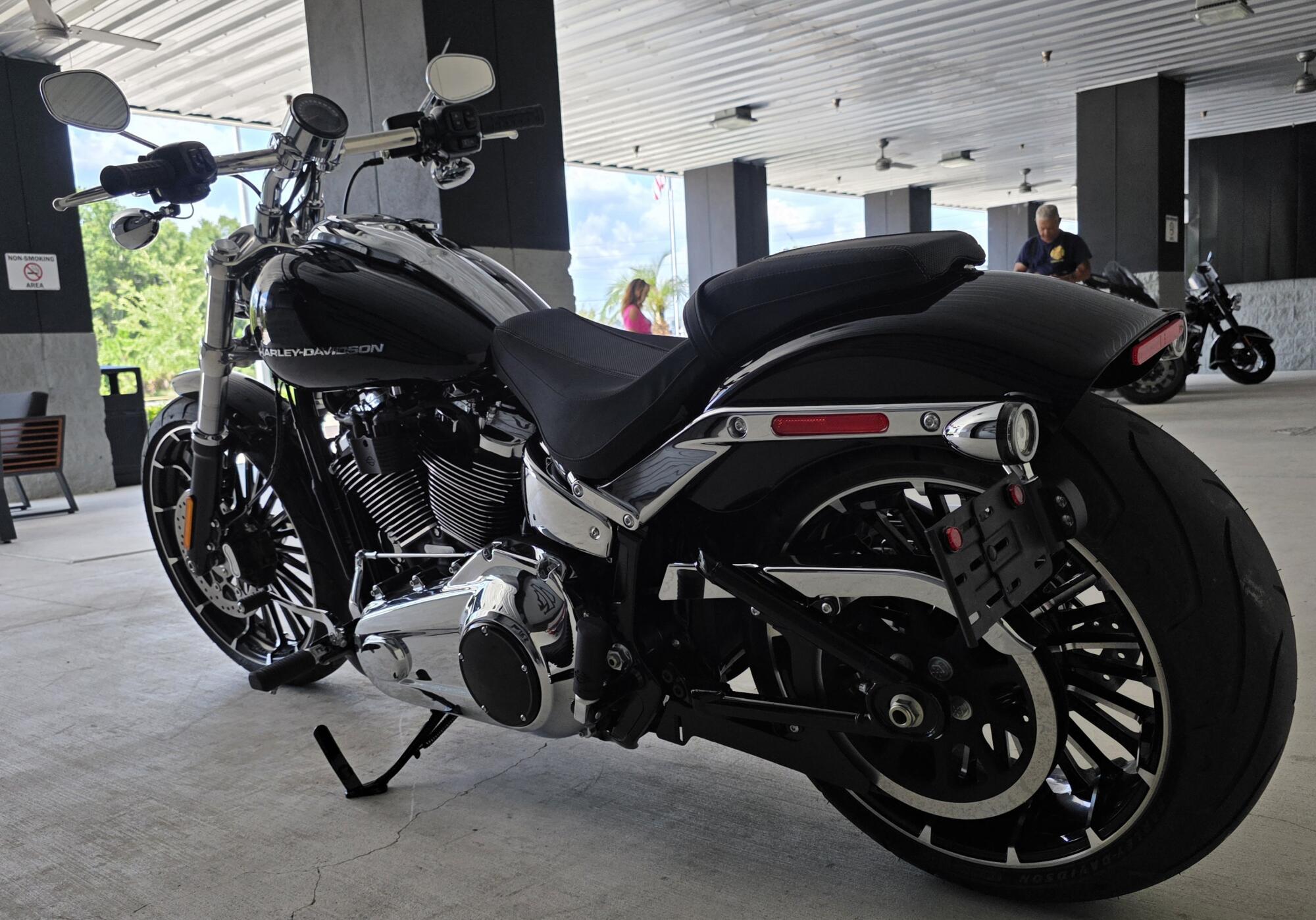 2026 Harley-Davidson® Breakout® Vivid Black Chrome Trim, photo 9
