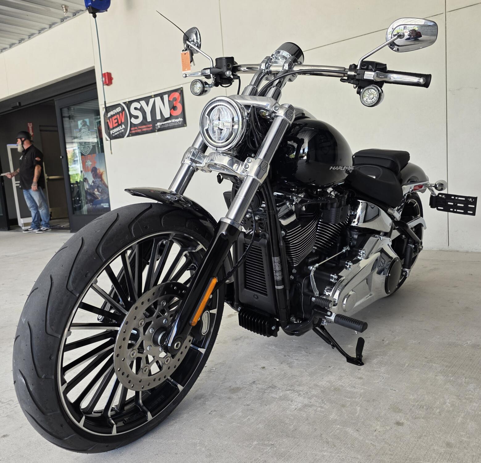 2026 Harley-Davidson® Breakout® Vivid Black Chrome Trim, photo 10