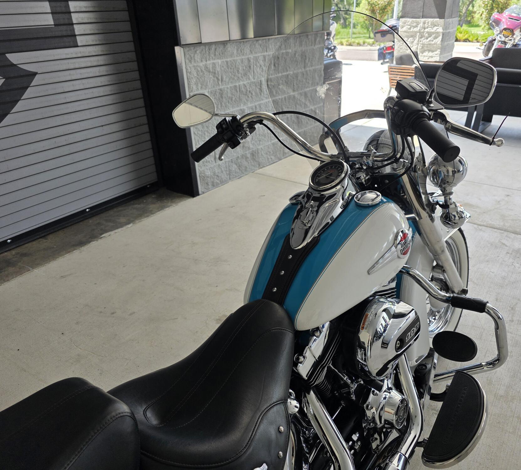 2017 Harley-Davidson® Heritage Softail® Classic Two-Tone Crushed Ice Pearl/Frosted Teal Pearl, photo 7