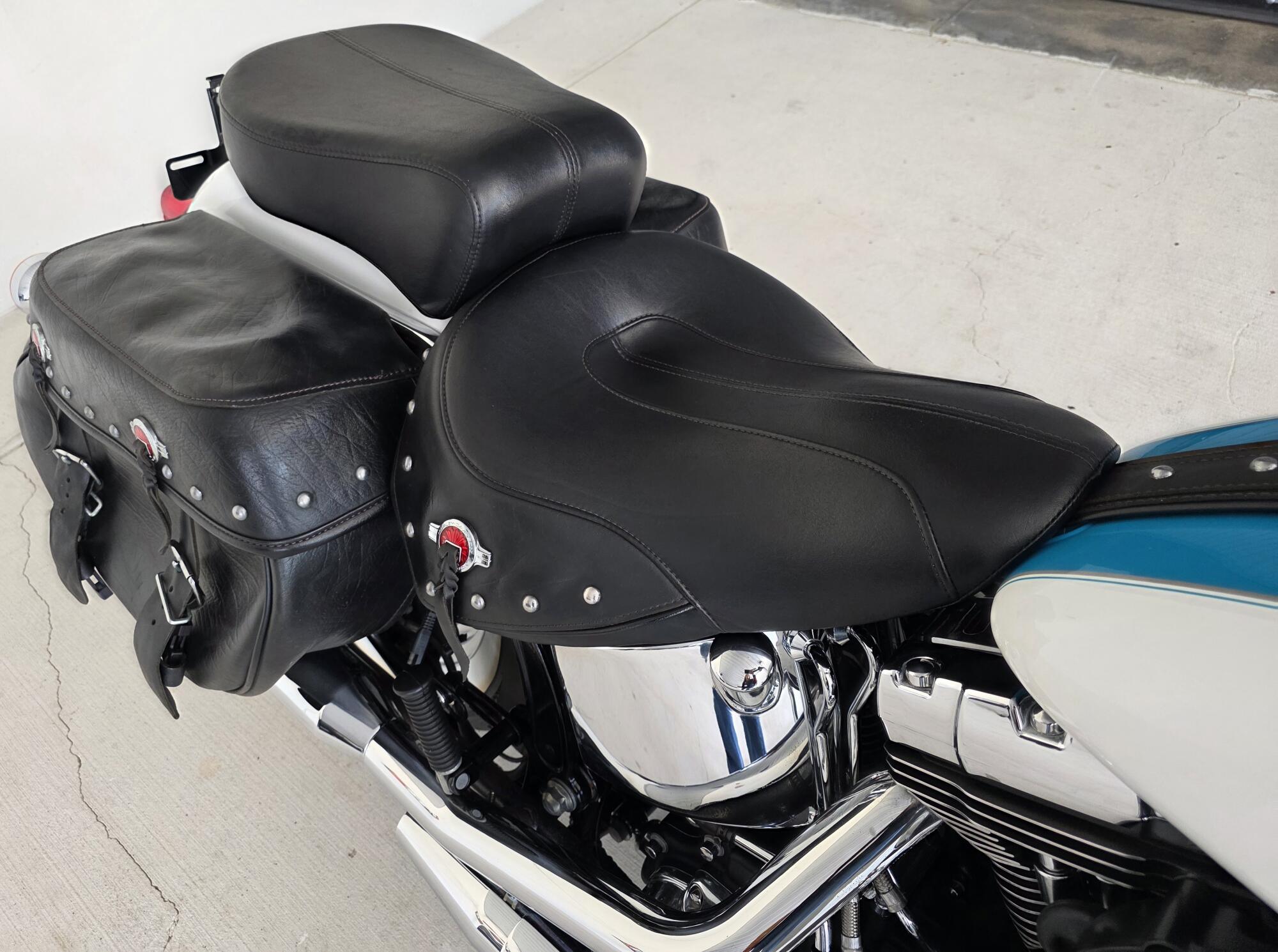 2017 Harley-Davidson® Heritage Softail® Classic Two-Tone Crushed Ice Pearl/Frosted Teal Pearl, photo 6
