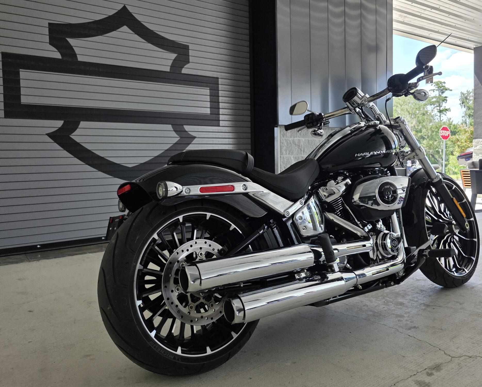 2026 Harley-Davidson® Breakout® Vivid Black Chrome Trim, photo 8