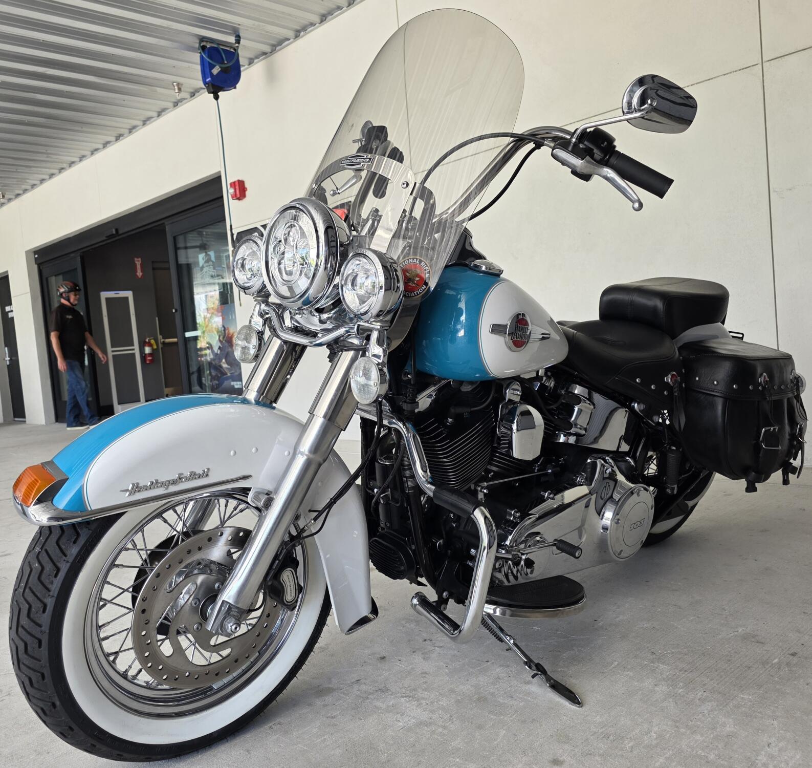 2017 Harley-Davidson® Heritage Softail® Classic Two-Tone Crushed Ice Pearl/Frosted Teal Pearl, photo 10