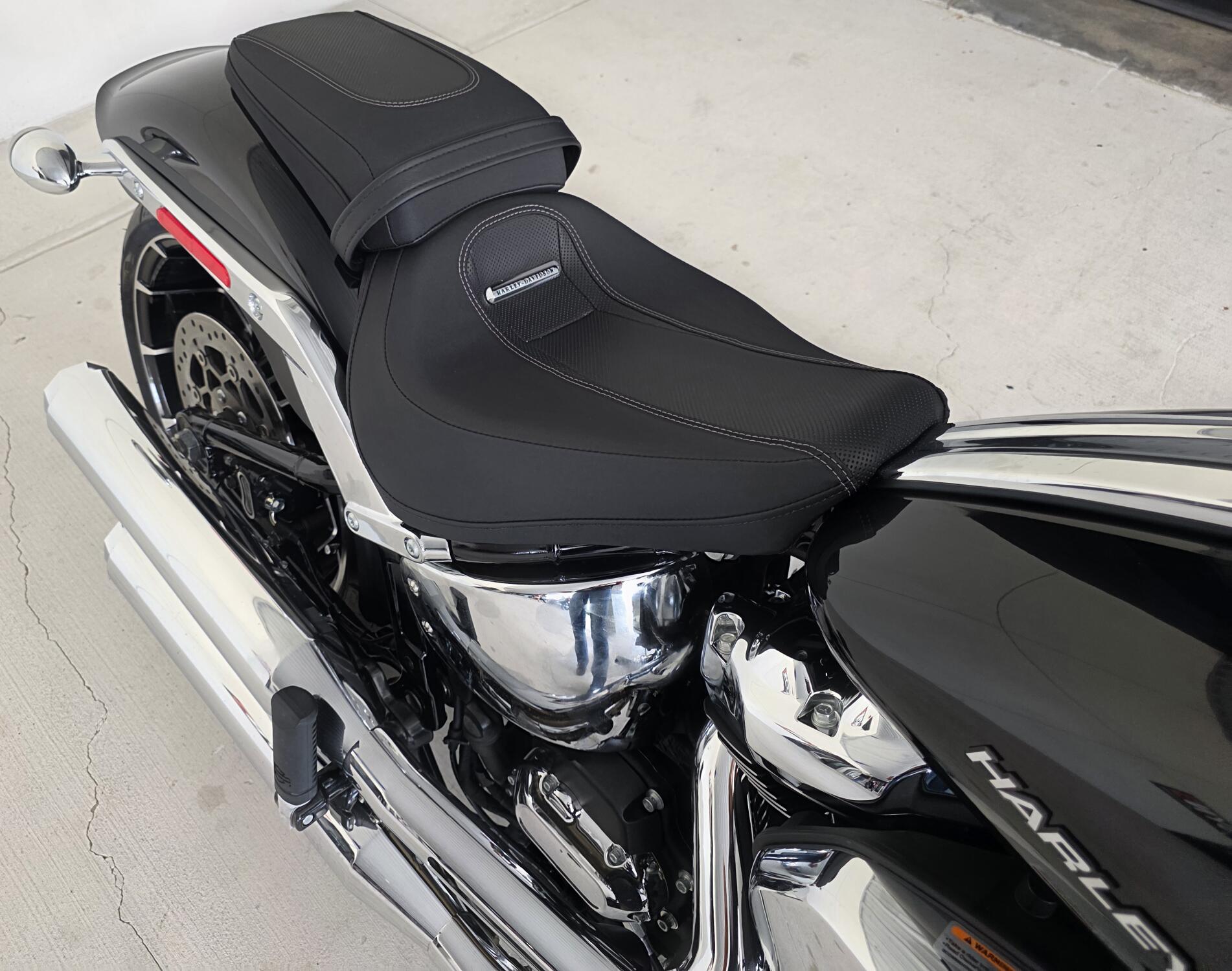 2026 Harley-Davidson® Breakout® Vivid Black Chrome Trim, photo 6