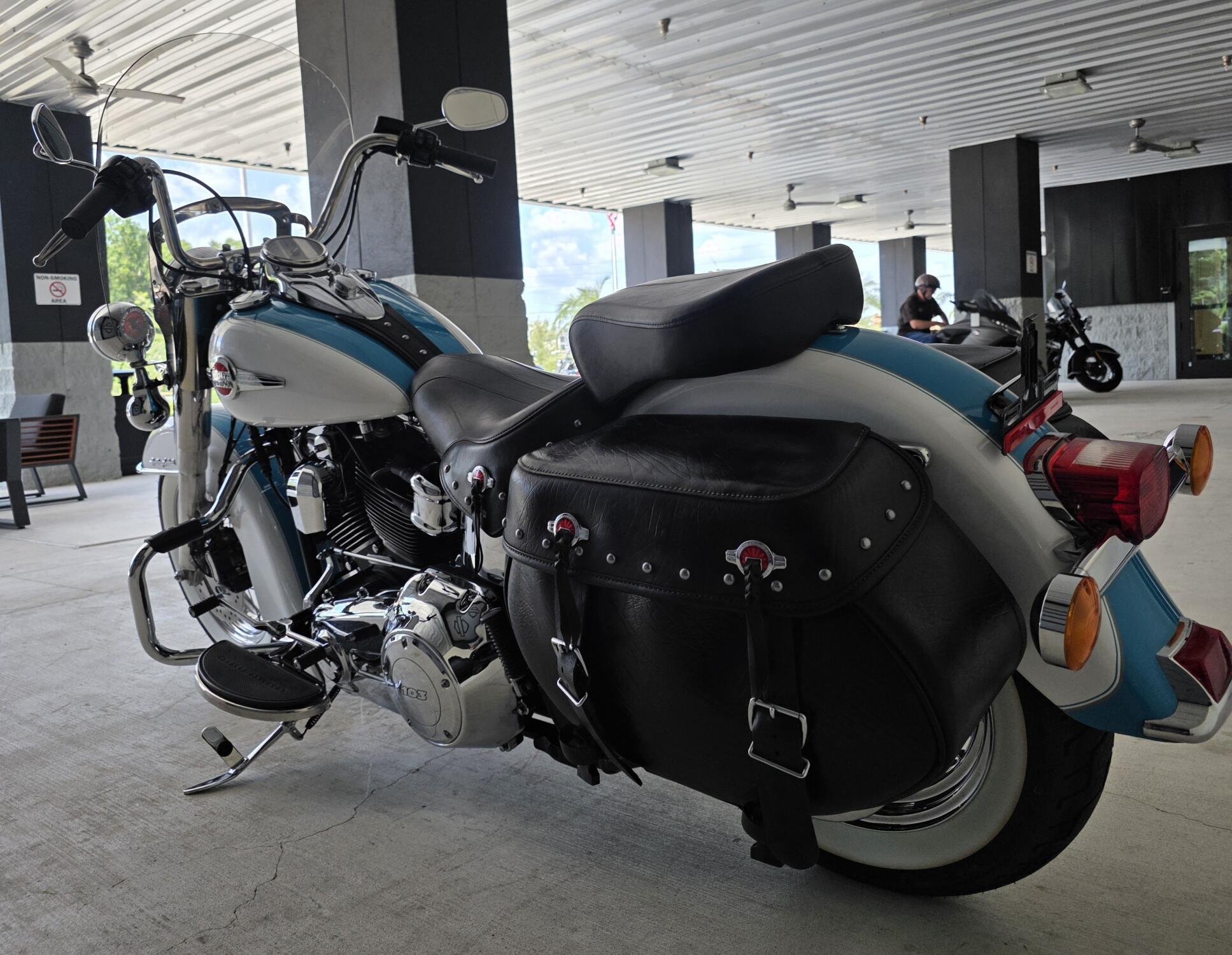 2017 Harley-Davidson® Heritage Softail® Classic Two-Tone Crushed Ice Pearl/Frosted Teal Pearl, photo 9