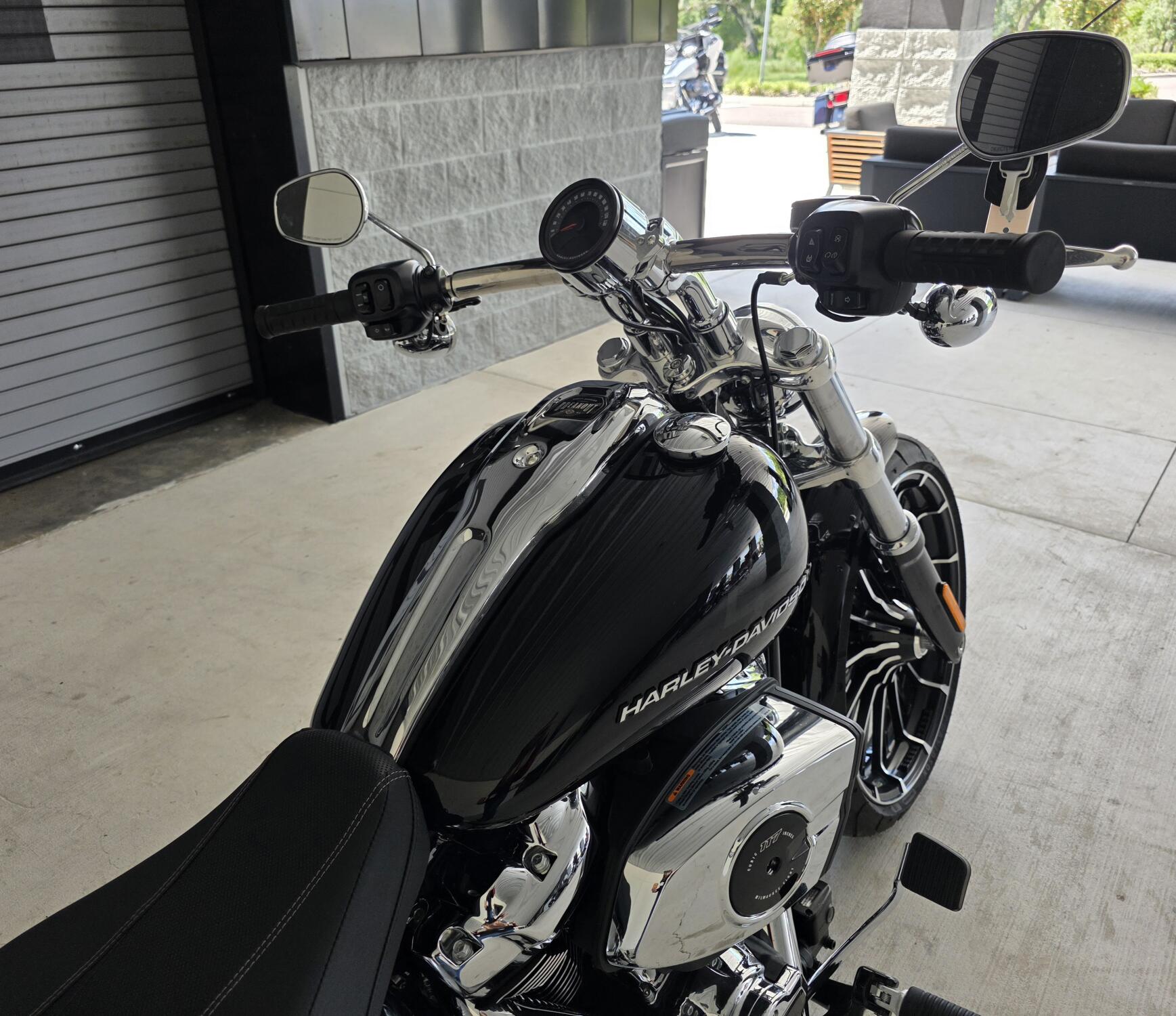 2026 Harley-Davidson® Breakout® Vivid Black Chrome Trim, photo 7