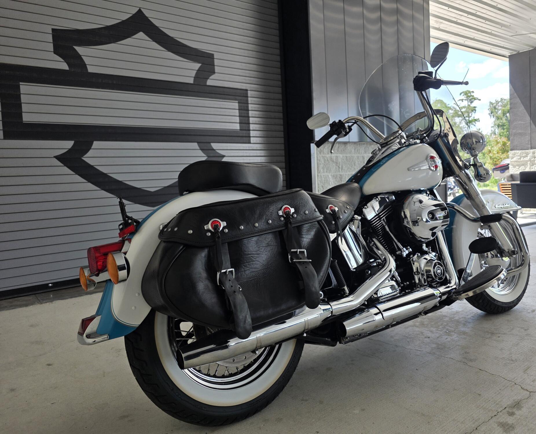 2017 Harley-Davidson® Heritage Softail® Classic Two-Tone Crushed Ice Pearl/Frosted Teal Pearl, photo 8