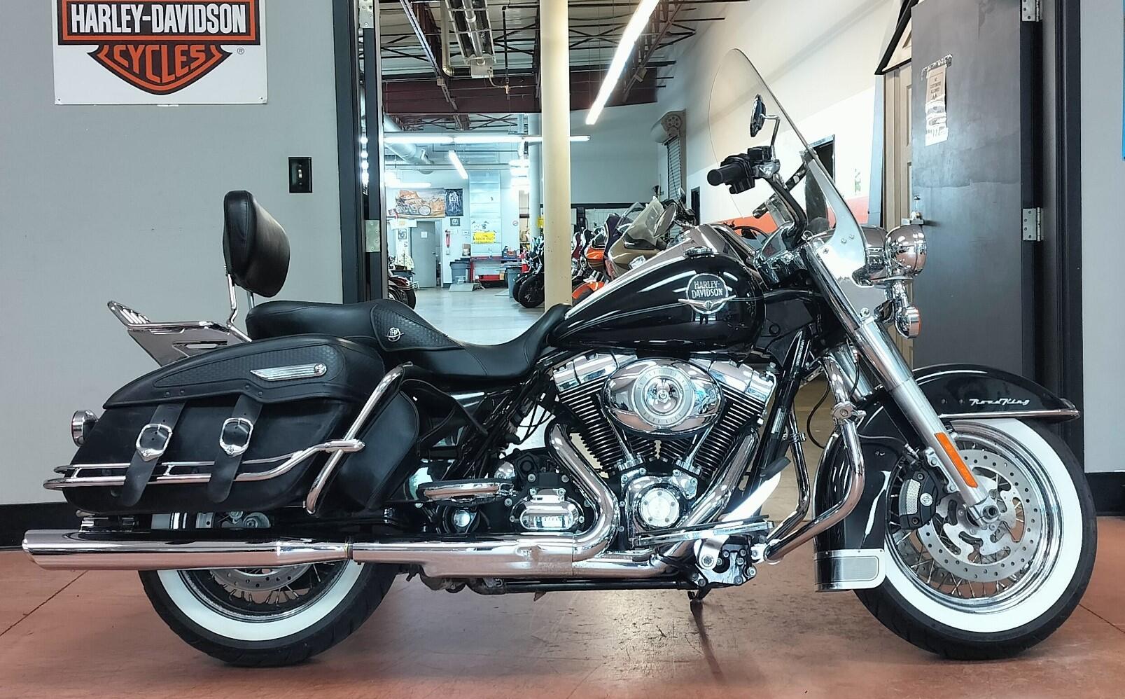 2009 Harley-Davidson® Road King® Classic BLACK W/PINSTRIPE