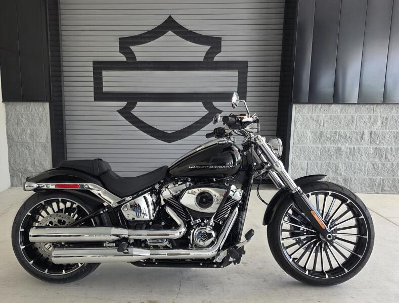 2026 Harley-Davidson® Breakout® Vivid Black Chrome Trim