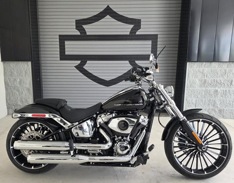 2026 Harley-Davidson® Breakout® Vivid Black Chrome Trim