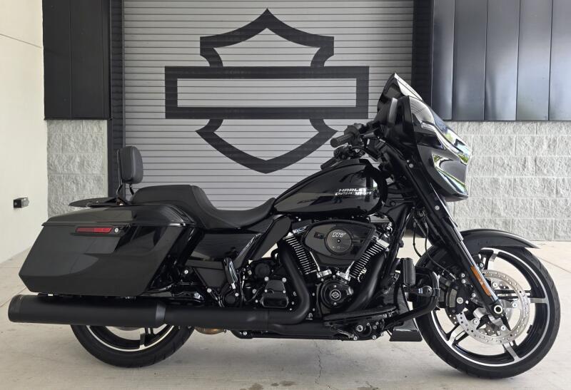 2025 Harley-Davidson® Street Glide® Vivid Black - Black Finish