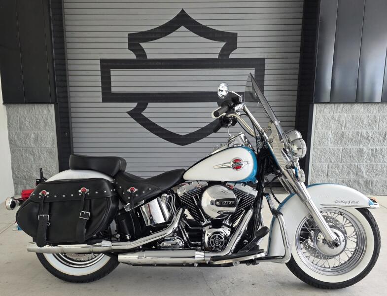 2017 Harley-Davidson® Heritage Softail® Classic Two-Tone Crushed Ice Pearl/Frosted Teal Pearl