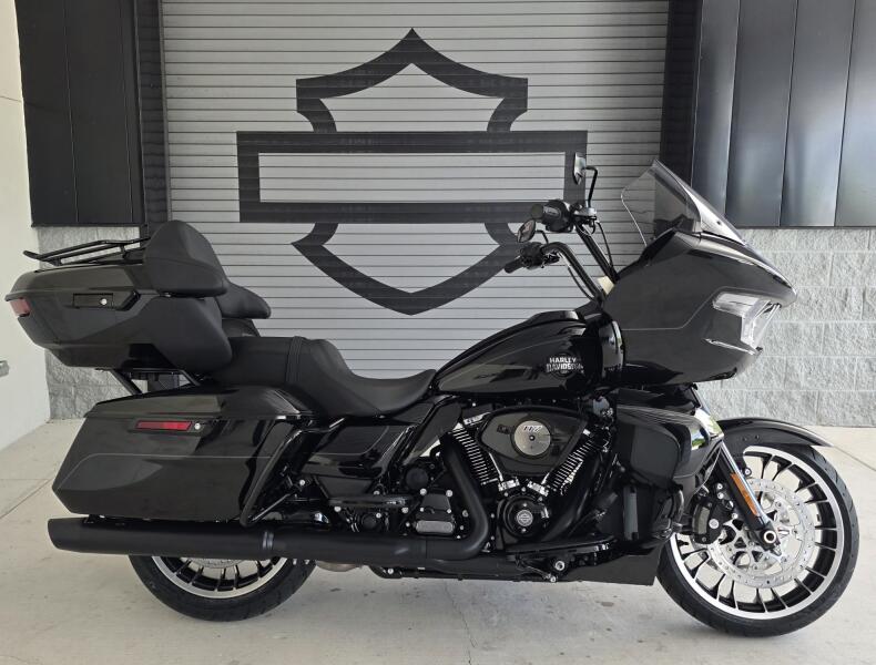 2026 Harley-Davidson® Road Glide Limited Vivid Black Black Trim