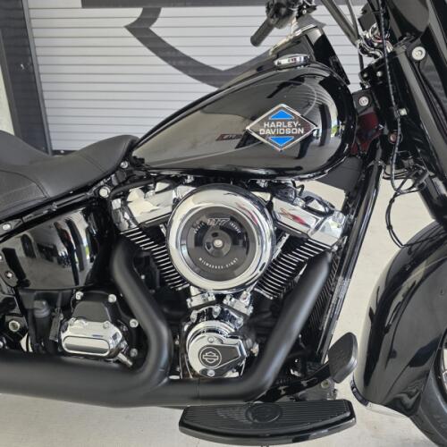 2026 Harley-Davidson® Heritage Classic Vivid Black Black Laced Wheels thumb 0
