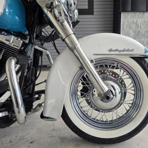 2017 Harley-Davidson® Heritage Softail® Classic Two-Tone Crushed Ice Pearl/Frosted Teal Pearl thumb 1