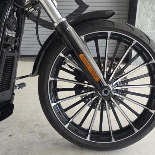 2026 Harley-Davidson® Breakout® Vivid Black Chrome Trim thumb 1