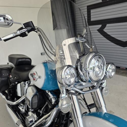 2017 Harley-Davidson® Heritage Softail® Classic Two-Tone Crushed Ice Pearl/Frosted Teal Pearl thumb 2