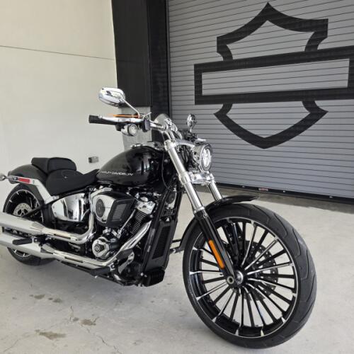 2026 Harley-Davidson® Breakout® Vivid Black Chrome Trim thumb 3