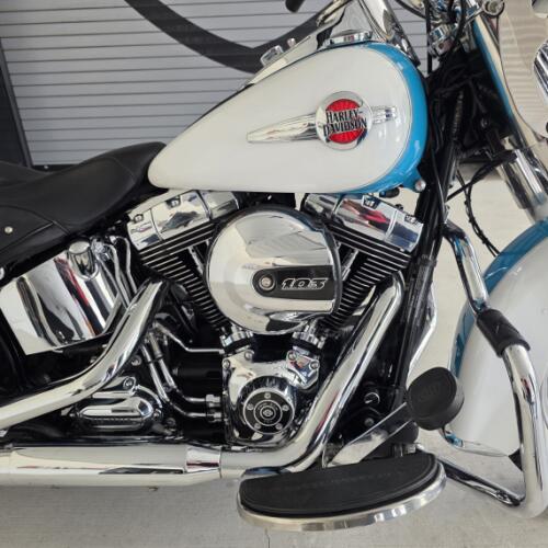 2017 Harley-Davidson® Heritage Softail® Classic Two-Tone Crushed Ice Pearl/Frosted Teal Pearl thumb 0