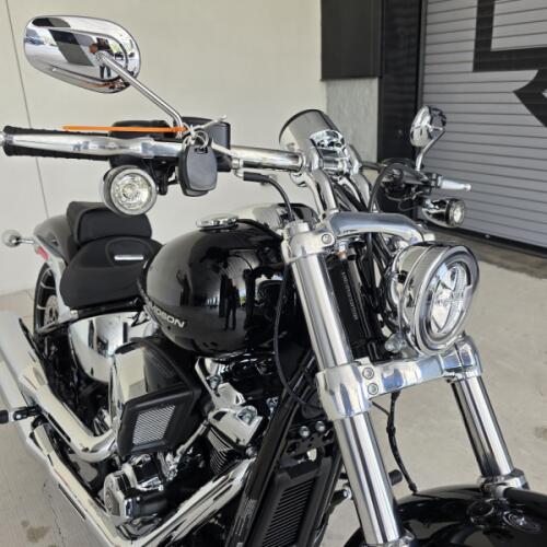 2026 Harley-Davidson® Breakout® Vivid Black Chrome Trim thumb 2
