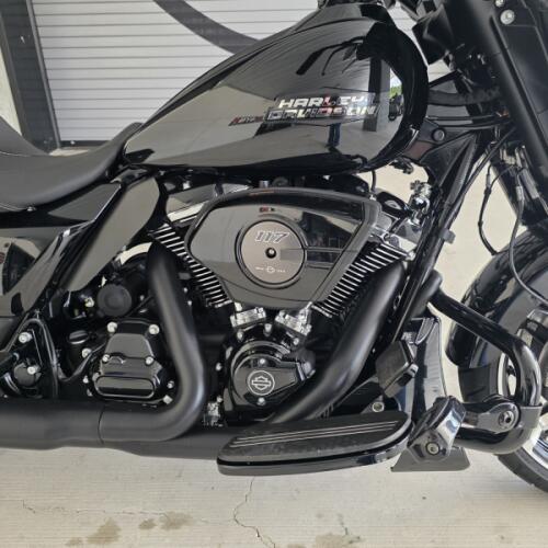 2025 Harley-Davidson® Street Glide® Vivid Black - Black Finish thumb 0