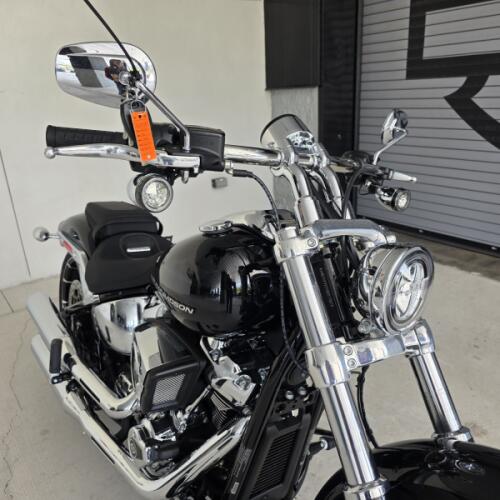 2026 Harley-Davidson® Breakout® Vivid Black Chrome Trim thumb 2