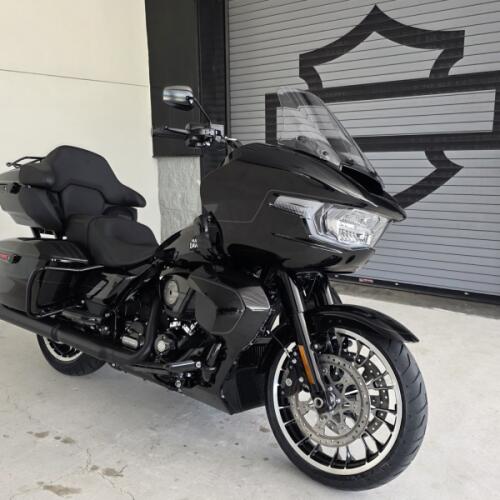 2026 Harley-Davidson® Road Glide Limited Vivid Black Black Trim thumb 3