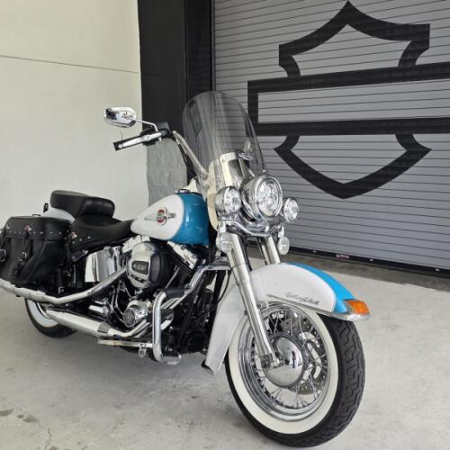 2017 Harley-Davidson® Heritage Softail® Classic Two-Tone Crushed Ice Pearl/Frosted Teal Pearl thumb 3