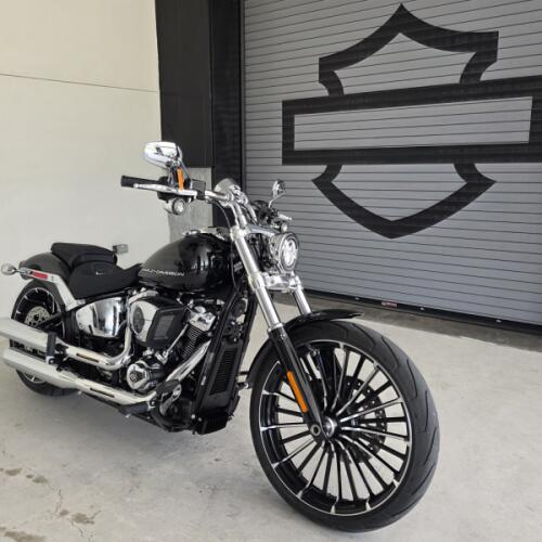 2026 Harley-Davidson® Breakout® Vivid Black Chrome Trim thumb 3