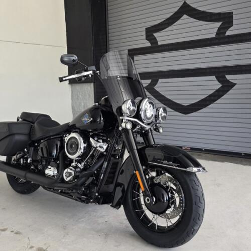 2026 Harley-Davidson® Heritage Classic Vivid Black Black Laced Wheels thumb 3