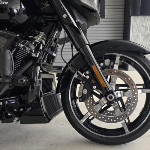 2025 Harley-Davidson® Street Glide® Vivid Black - Black Finish thumb 1