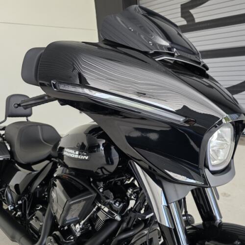 2025 Harley-Davidson® Street Glide® Vivid Black - Black Finish thumb 2