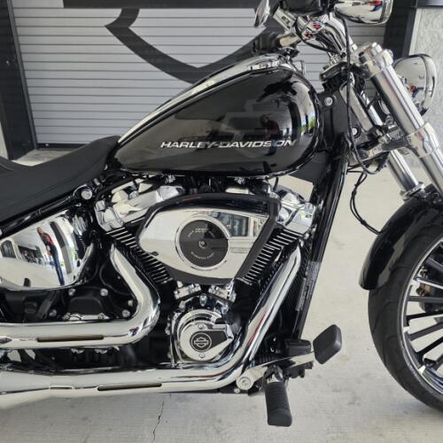 2026 Harley-Davidson® Breakout® Vivid Black Chrome Trim thumb 0
