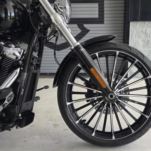2026 Harley-Davidson® Breakout® Vivid Black Chrome Trim thumb 1
